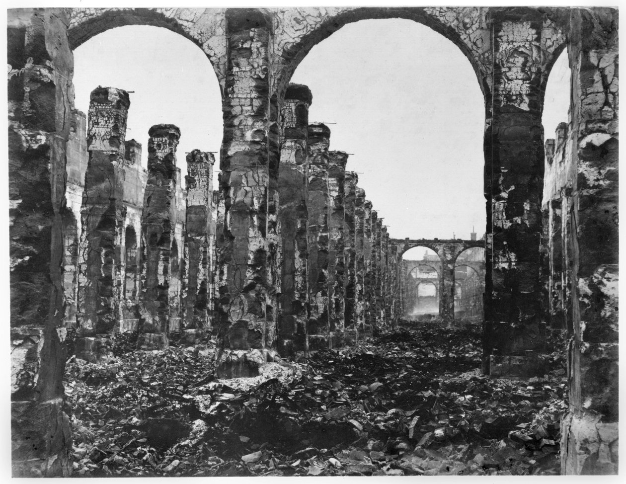 Ruïnes van de Cour des Comptes tijdens de Commune van Parijs, 1871 door French Photographer