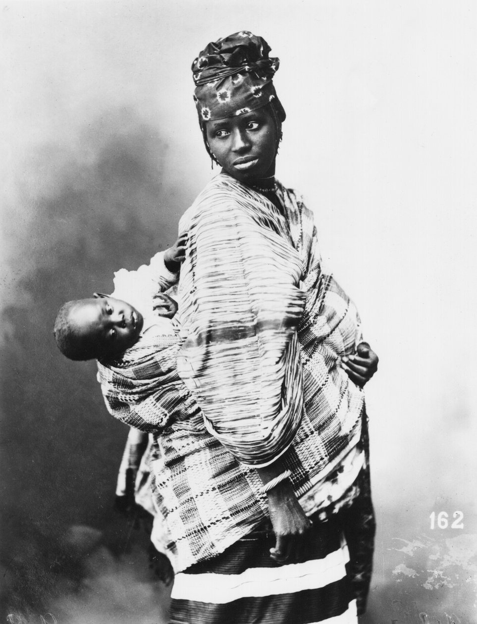 Senegalese Moeder en Kind, c.1900 door French Photographer