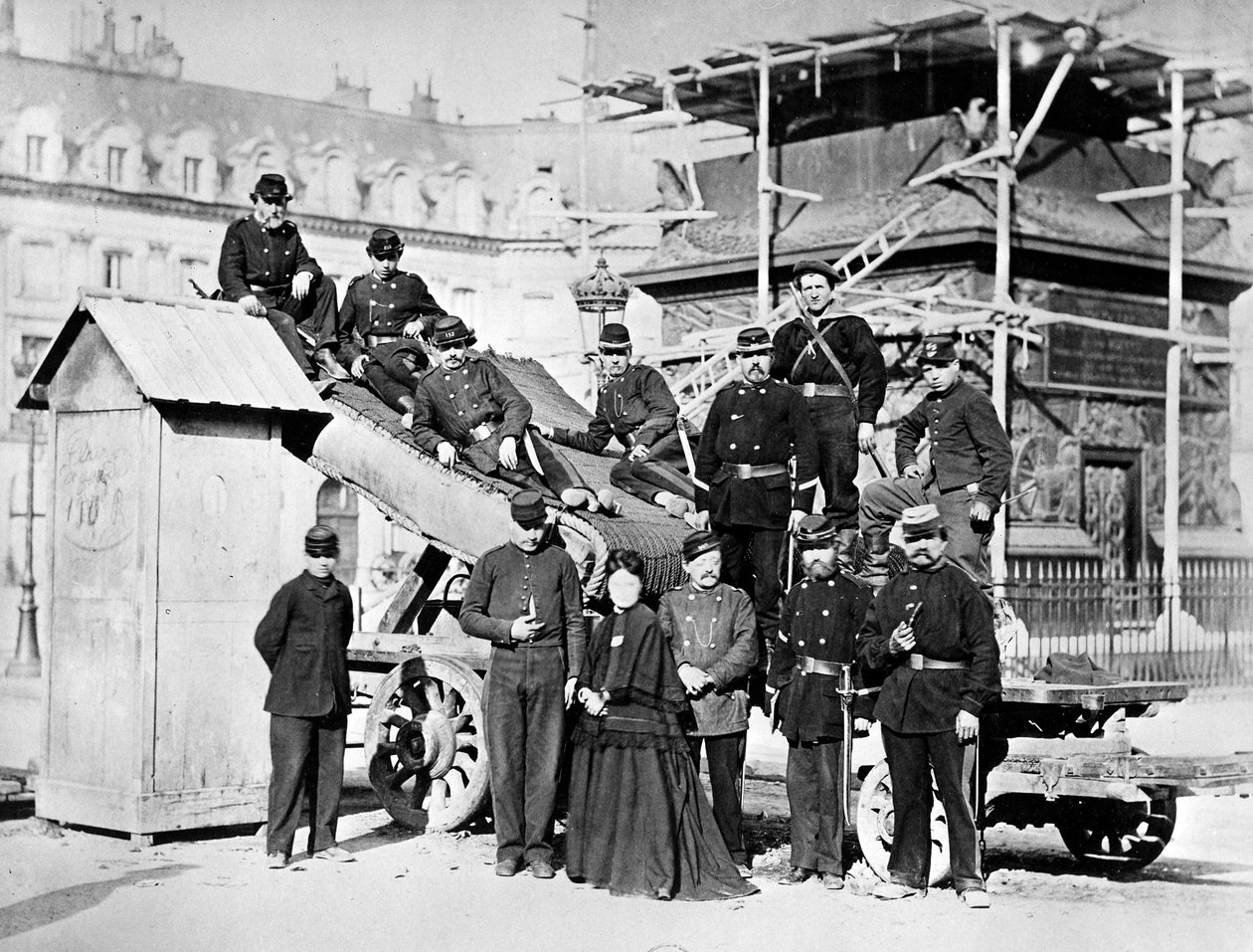 Troepen van de Parijse Commune op de Place Vendôme, 1871 door French Photographer