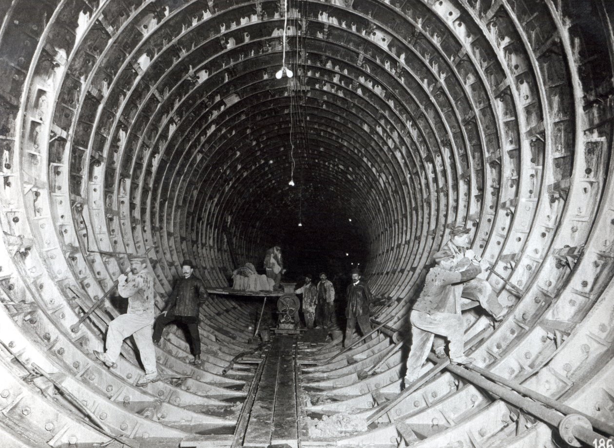 Tunnel onder de rivier de Seine stroomafwaarts van de Pont de la Concorde richting de Opera, 25 maart 1911 door French Photographer