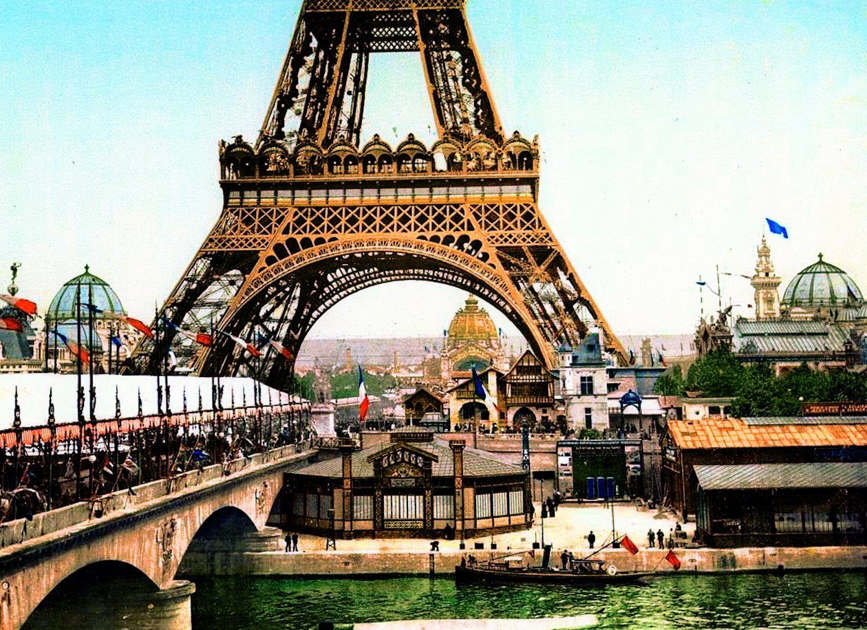 Uitzicht op de Eiffeltoren tijdens de Exposition Universelle van 1900, 1900 door French Photographer