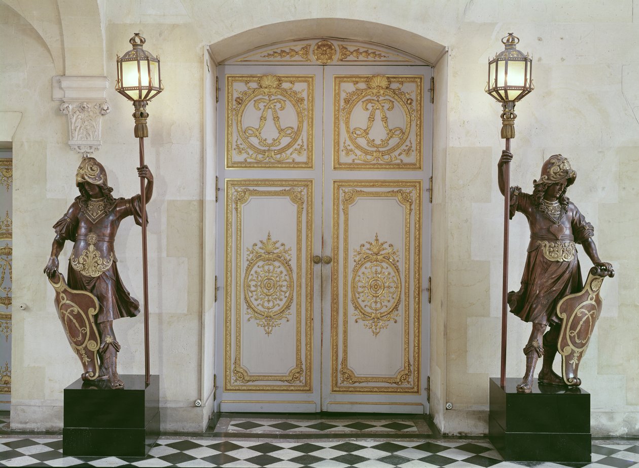Deuren naar de vestibule tegenover de trap door French School