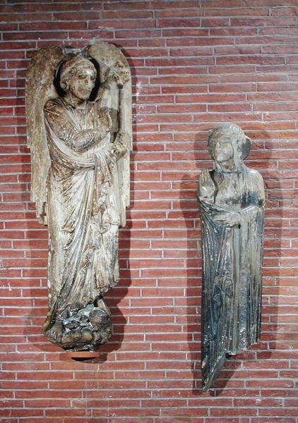 Beelden van de Annunciatie, van de buitenkant van Saint-Sernin, Toulouse, c.1200 door French School