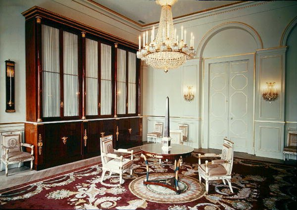 Interieur van de bibliotheek in het appartement van Prins Eugene de Beauharnais (1781-1824) door French School