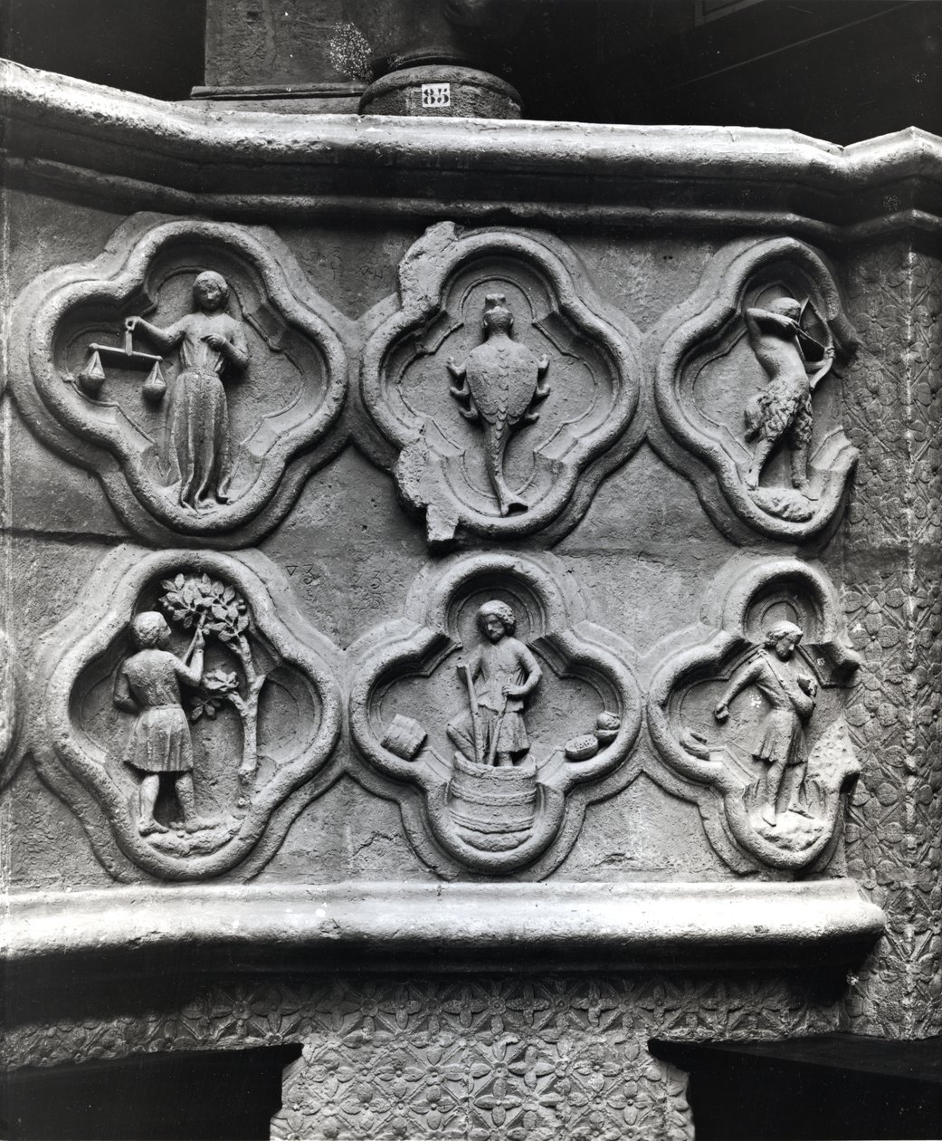 Vierpassen met de Tekens van de Dierenriem en de Arbeid van het Jaar, uit de Kathedraal van Notre-Dame in Amiens door French School