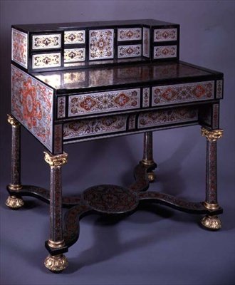 Schrijftafel versierd met Boulle-stijl marqueterie van gegraveerd messing ingelegd met schildpad, met vergulde monturen door French School