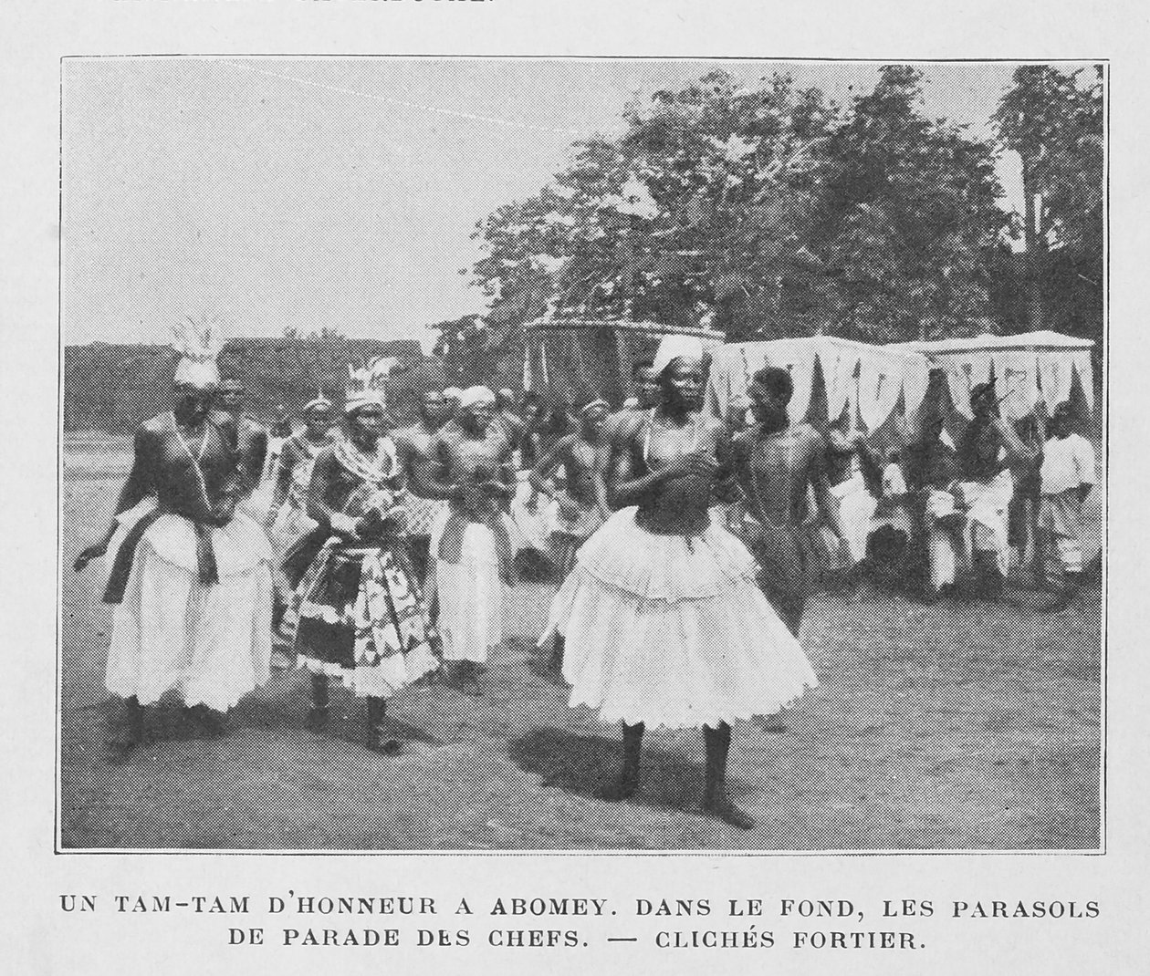 Een Tam-Tam van eer in Abomey met parasols van de hoofden op de achtergrond door French Photographer