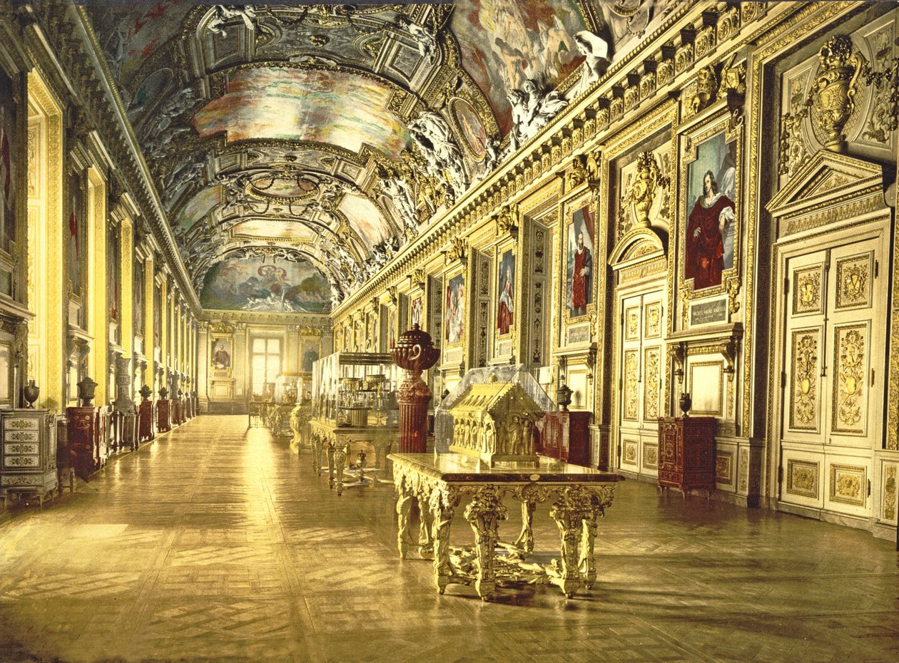 Een galerij in het Louvre, Parijs, 1890-1900 door French Photographer