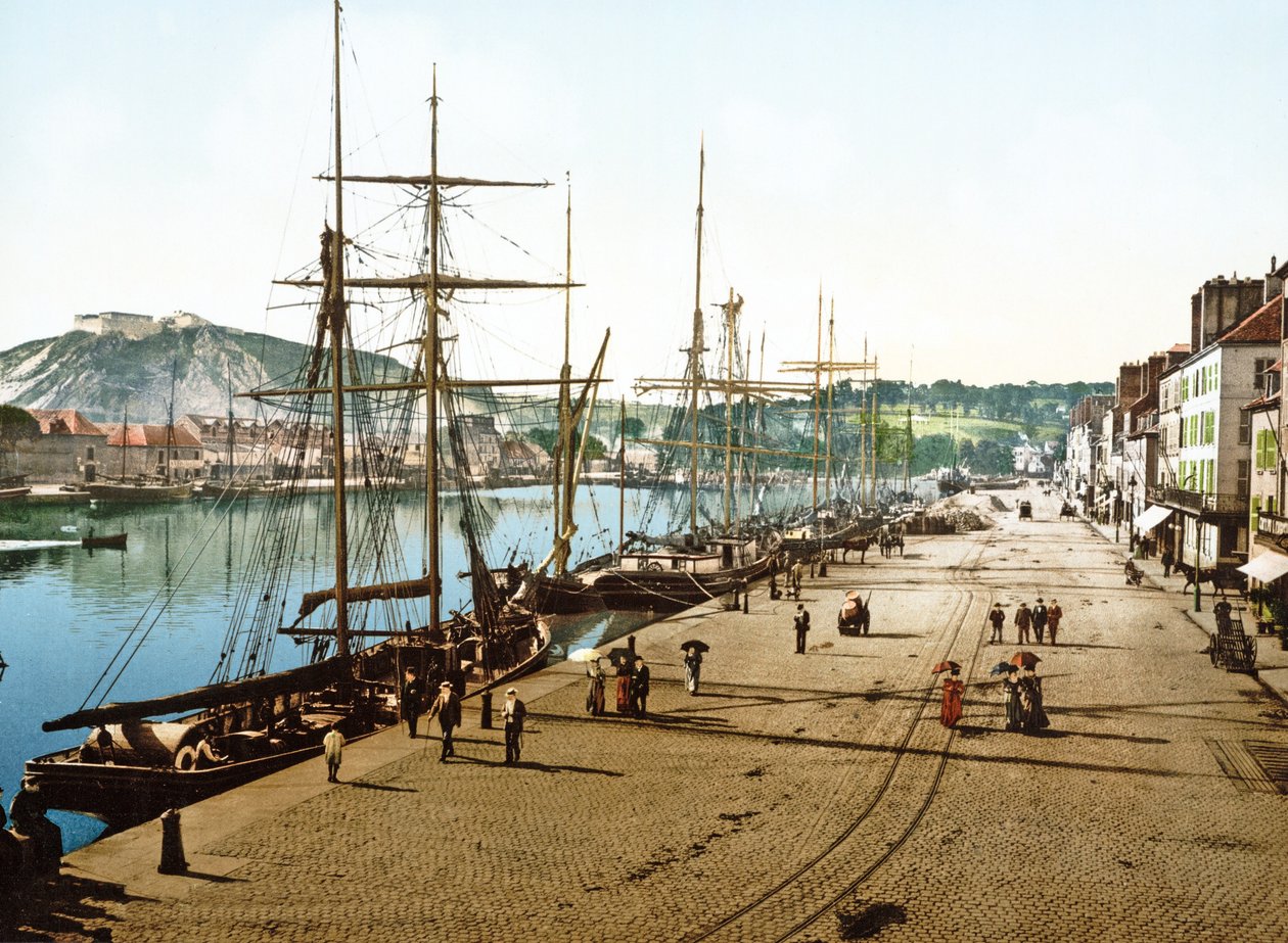 Boten aangemeerd in Cherbourg met het oude fort op de achtergrond, 1890-1900 door French Photographer