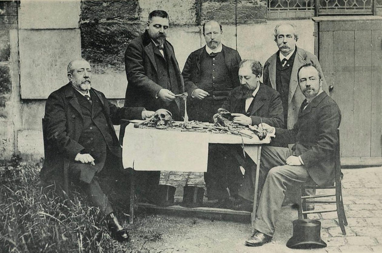 Beenderen van een jonge man, opgegraven in 1846, ten onrechte toegeschreven aan Lodewijk XVII, van links naar rechts, Magitot, de Backer, Quétin, Bilhaut, Talrich, Manouvrier door French Photographer