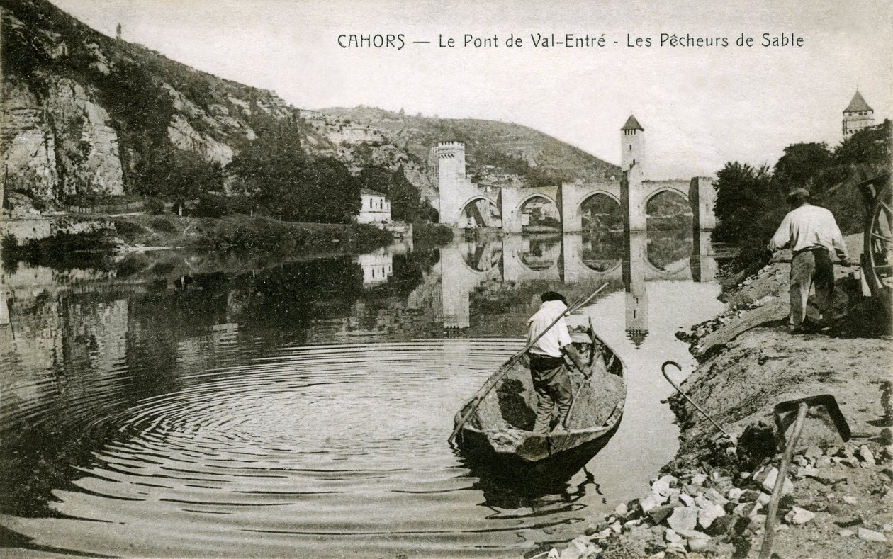 Cahors aan het begin van de 20e eeuw: zandvissers en hun boot op de Lot, brug van Valentre door French Photographer