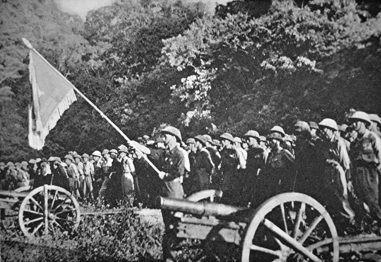 Communistische Viet Minh troepen op parade met licht veldgeschut, tijdens het beleg van Dien Bien Phu, november 1953-mei 1954 (kleur litho) door French Photographer
