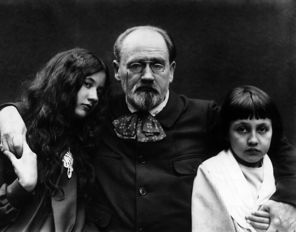 Emile Zola (1840-1902), schrijver en Franse journalist, in de tuin van Verneuil-sur-Seine (Yvelines) met zijn kinderen Denise en Jacques. door French Photographer