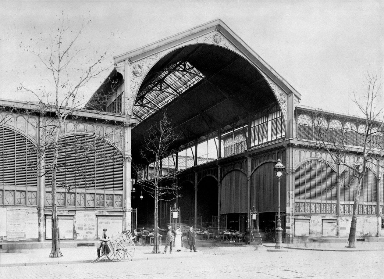 Ingang van een paviljoen van Les Halles Centrale Markt, Parijs, ca. 1900 door French Photographer
