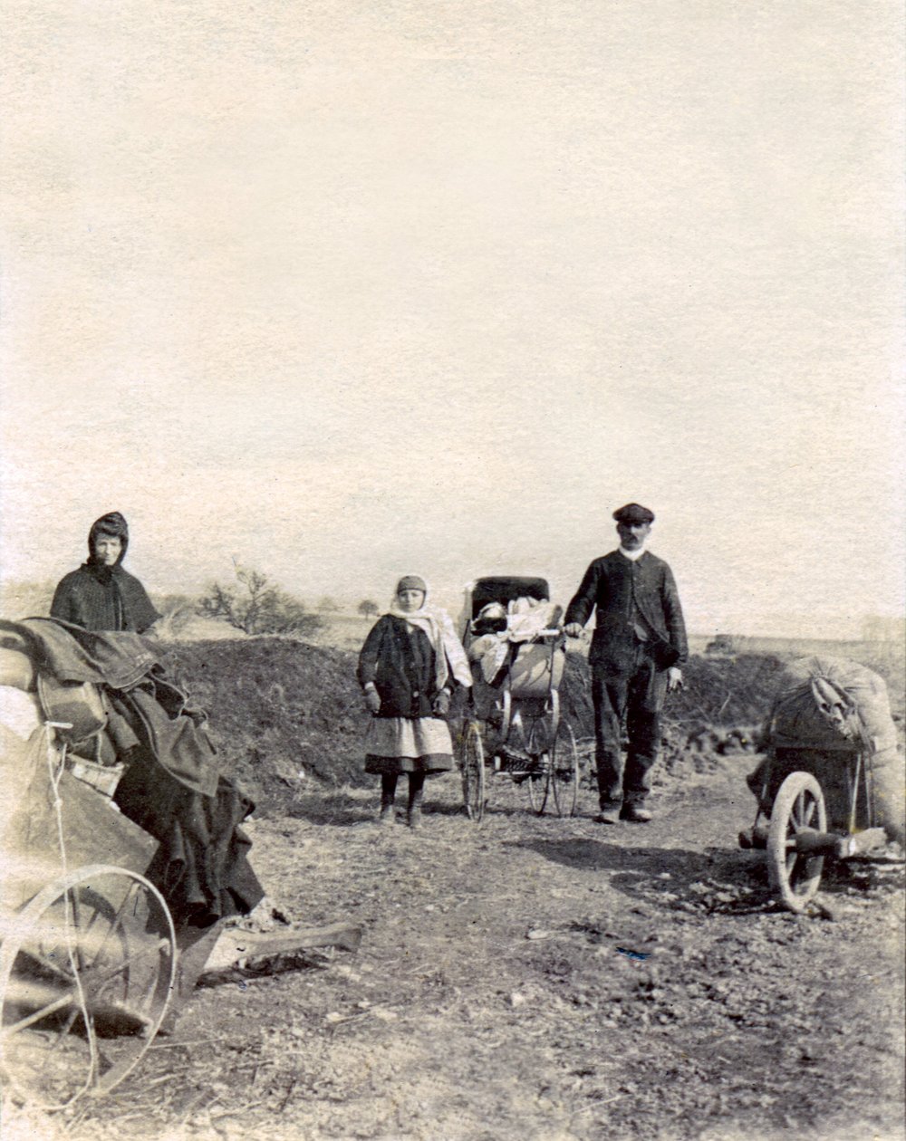 Exodus van een boerenfamilie die voor de gevechten vlucht, nabij Boulogne-la-Grasse door French Photographer