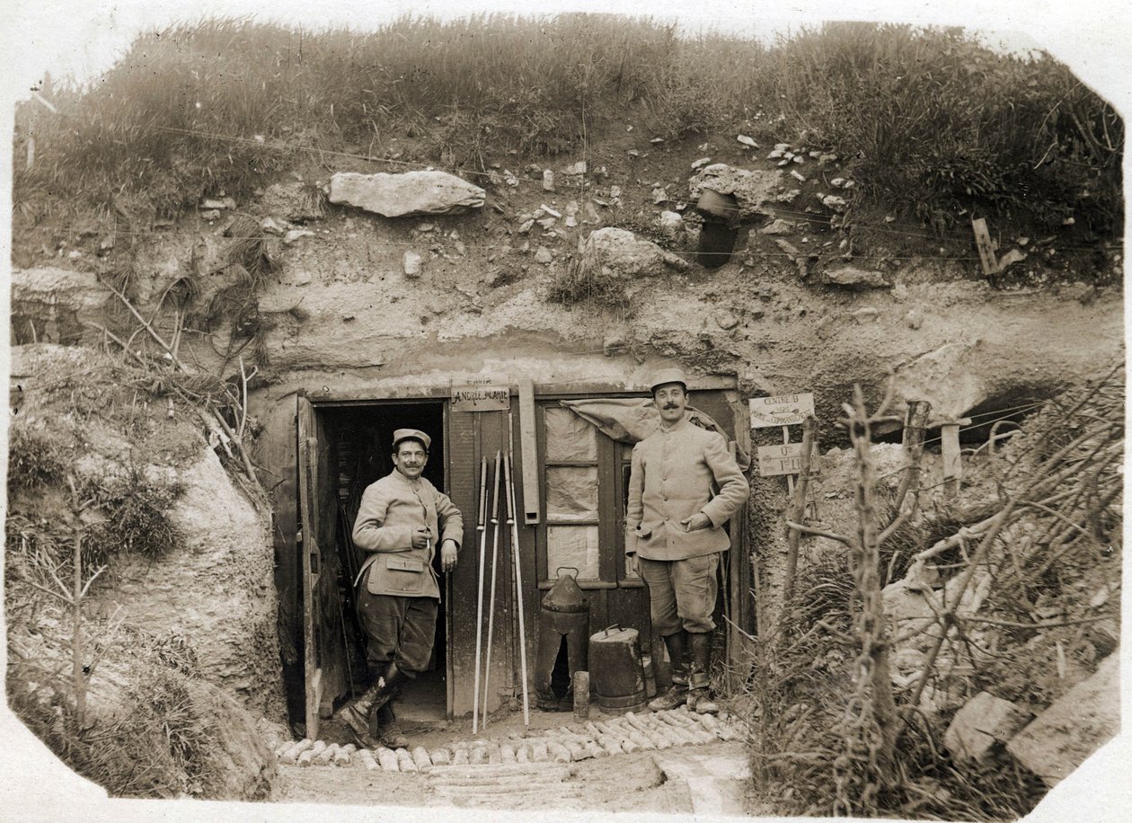 Eerste Wereldoorlog (1914-1918): het commandopost van Luitenant De Benedetti, de secretaris links, de bataljonsadjudant rechts. Tussen hen, signaalfakkels, periscoop, torpedo