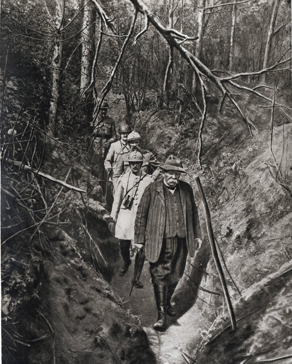 Eerste Wereldoorlog: "de voorzitter van de raad Georges Clemenceau steekt tijdens een van zijn frequente bezoeken aan het front, vergezeld van zijn generaals, een loopgraaf over (gut)" In "De spiegel" 1918 door French Photographer