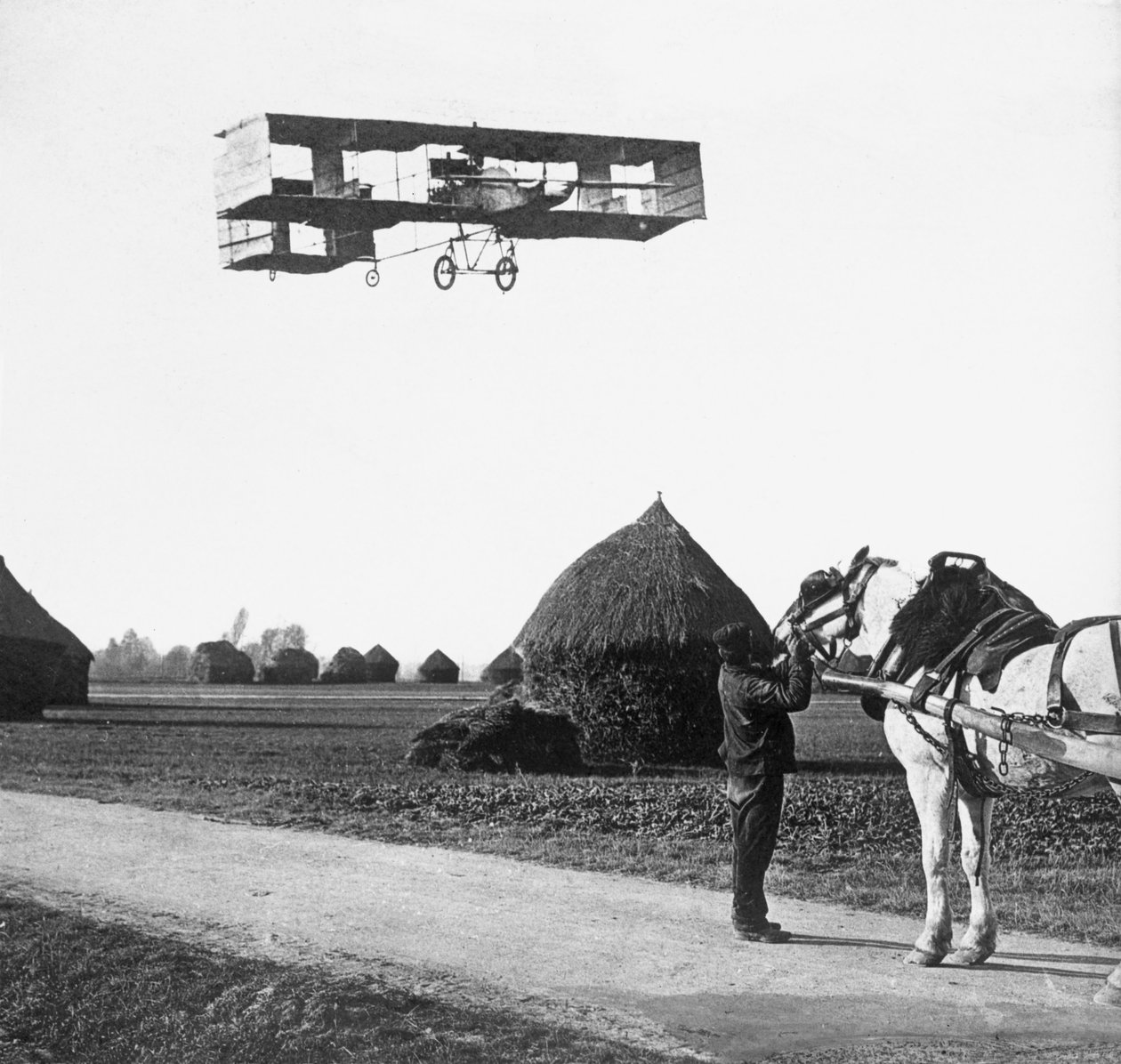 Vlucht door Henri Farman (1874-1958) van Chalons naar Reims, 1908 door French Photographer