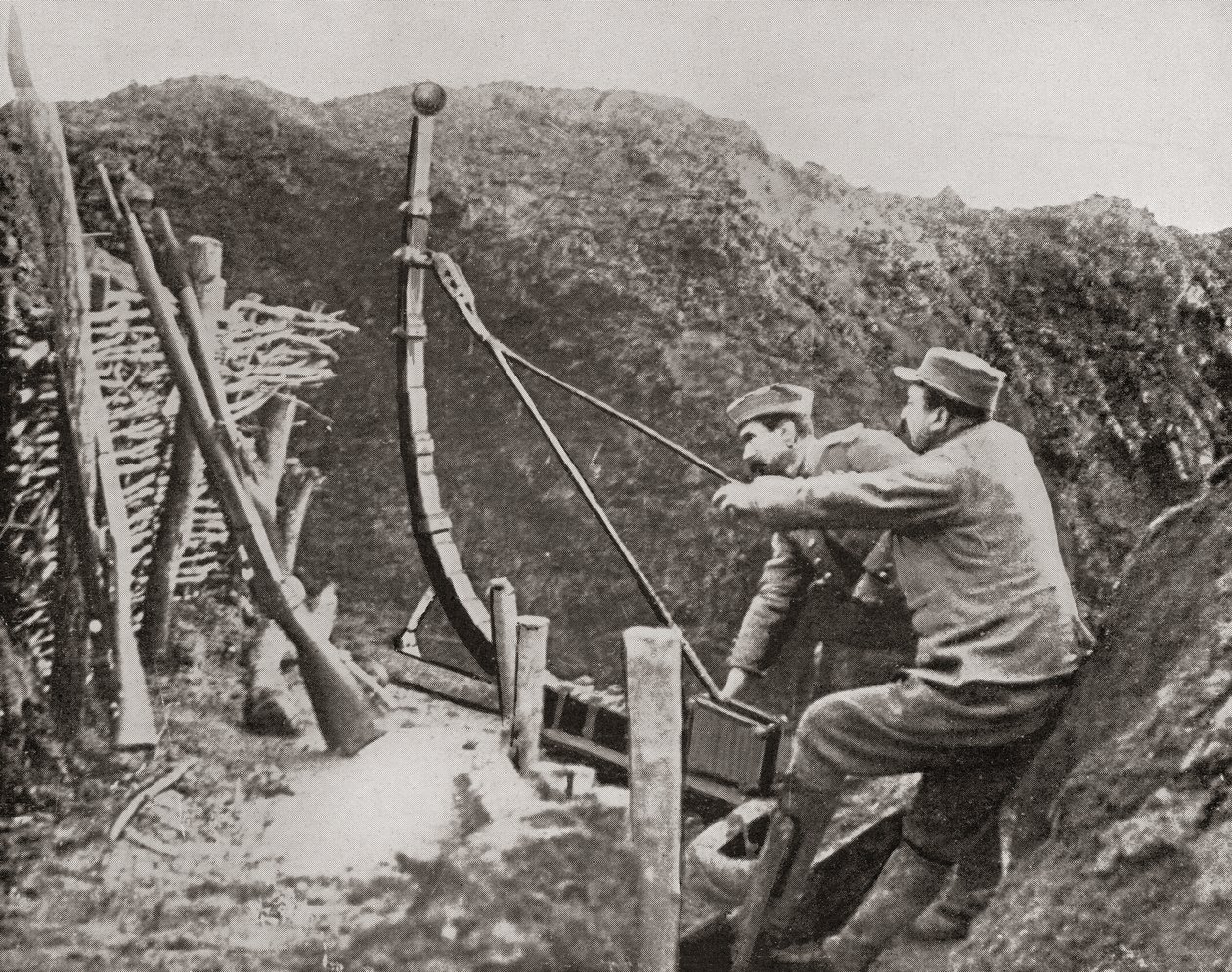 Franse soldaten gebruiken een katapult om bommen te werpen tijdens de Eerste Wereldoorlog, uit The Illustrated War News, 1915 door French Photographer