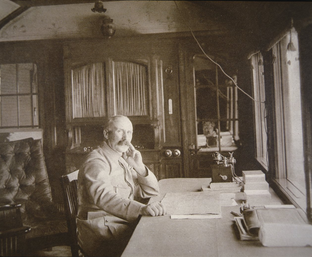 Generaal Pétain in zijn spoorwegwagon-salon HQ tijdens de Slag om Verdun, februari-december 1916 (zw/w foto) door French Photographer