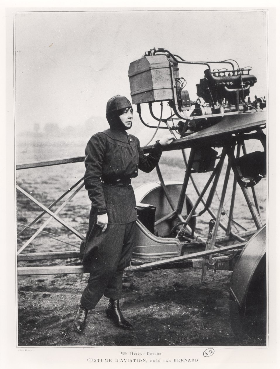 Helene Dutrieu (1877-1961) naast een vliegtuig, voor 1914 door French Photographer
