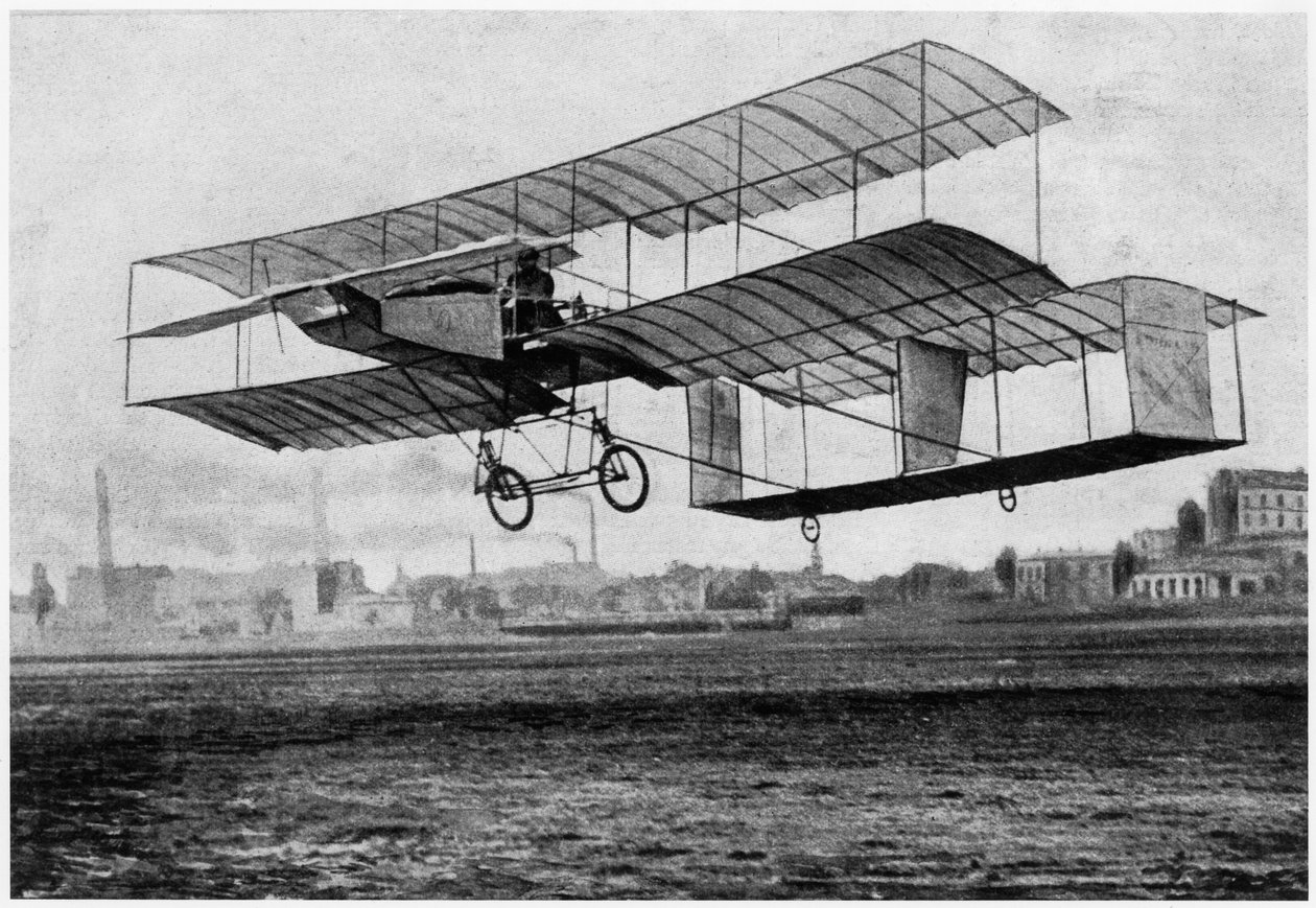 Henri Farman (1874-1958) in Issy-les-Moulineaux in zijn vliegtuig de Voisin-Farman 1 door French Photographer