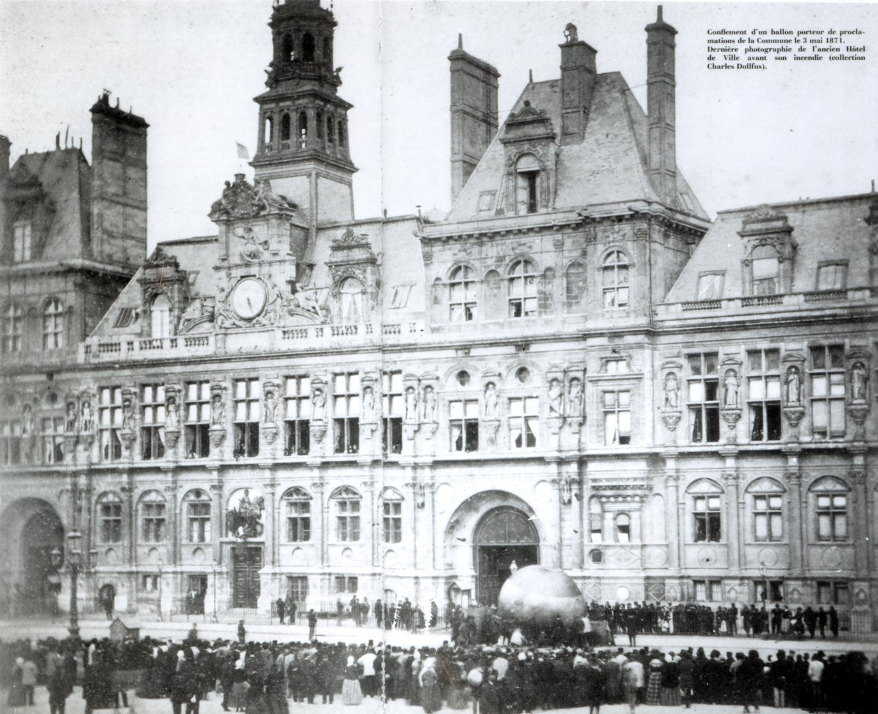 Een ballon opblazen met de verklaringen van de Commune eraan bevestigd buiten het Hotel de Ville, Parijs, 3 mei 1871 door French Photographer