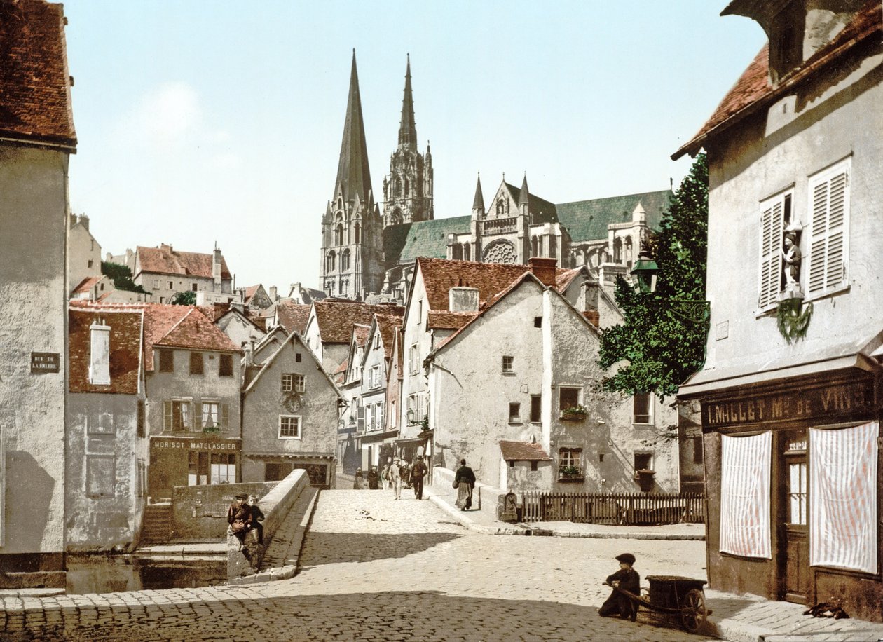Kijkend naar beneden een straat in Chartres met de kathedraal op de achtergrond, 1890-1900 door French Photographer