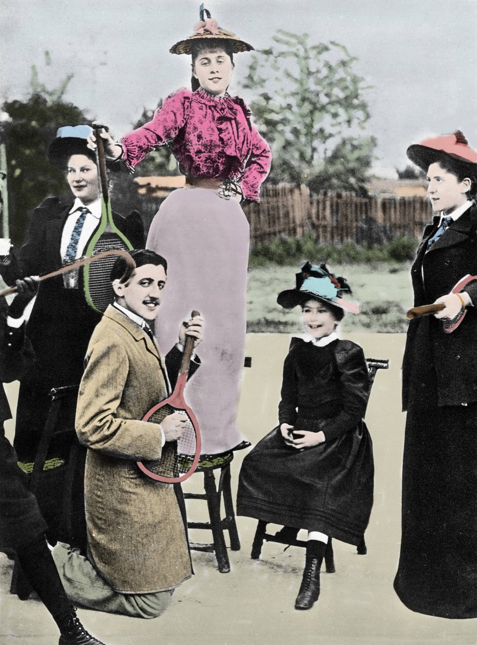 Marcel Proust Franse schrijver te midden van een groep jonge vrouwen die gitaar spelen op een tennisracket, bij de tennis boulevard Bineau in Parijs, 1892 door French Photographer