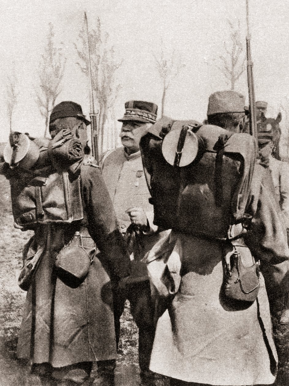 Maarschalk Joseph Jacques Césaire Joffre inspecteert zijn troepen, uit The Illustrated War News, 1915 door French Photographer
