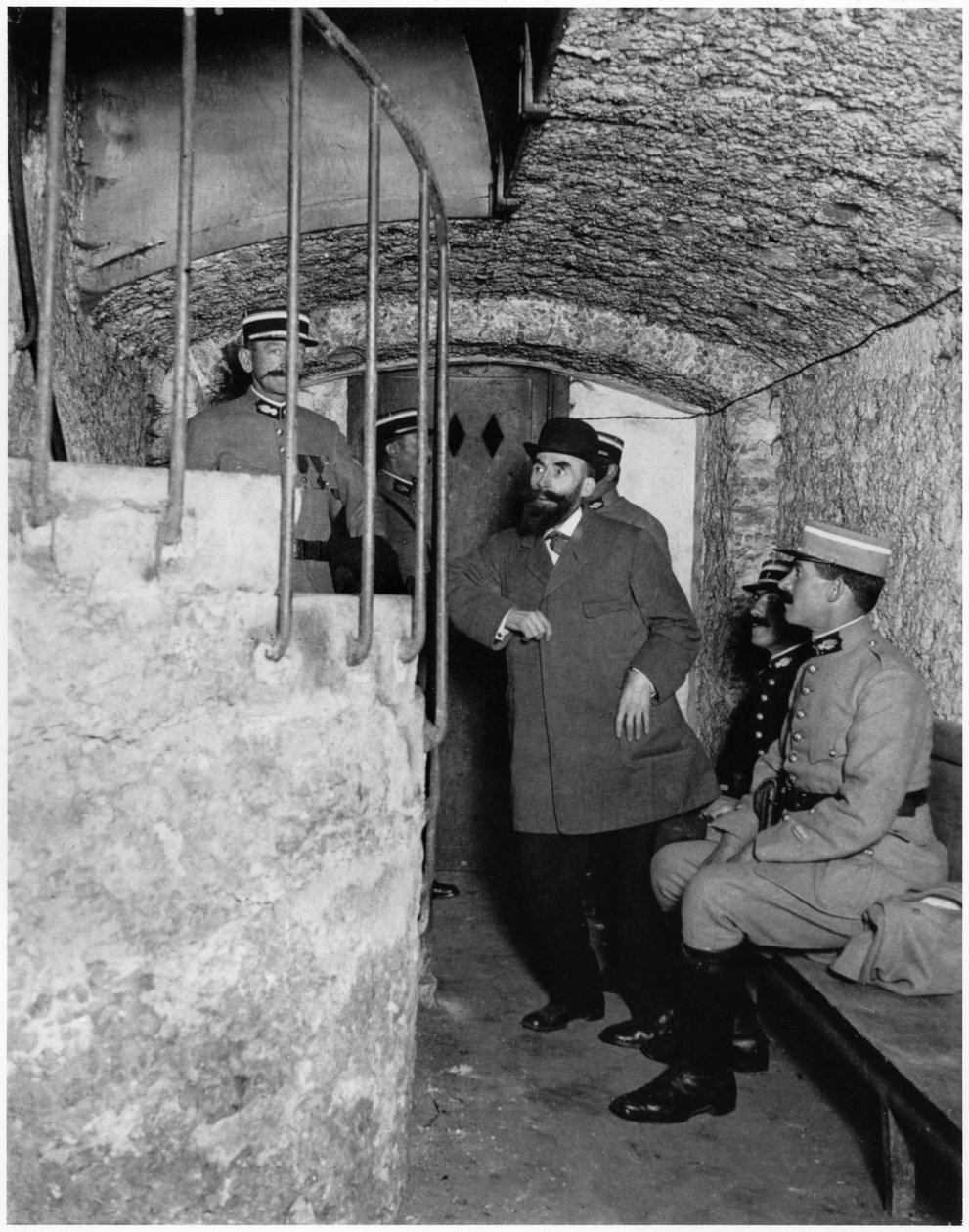 Politieagenten doorzoeken de kelder van Henri Desire Landru (1869-1922) ca. 1919-20 door French Photographer