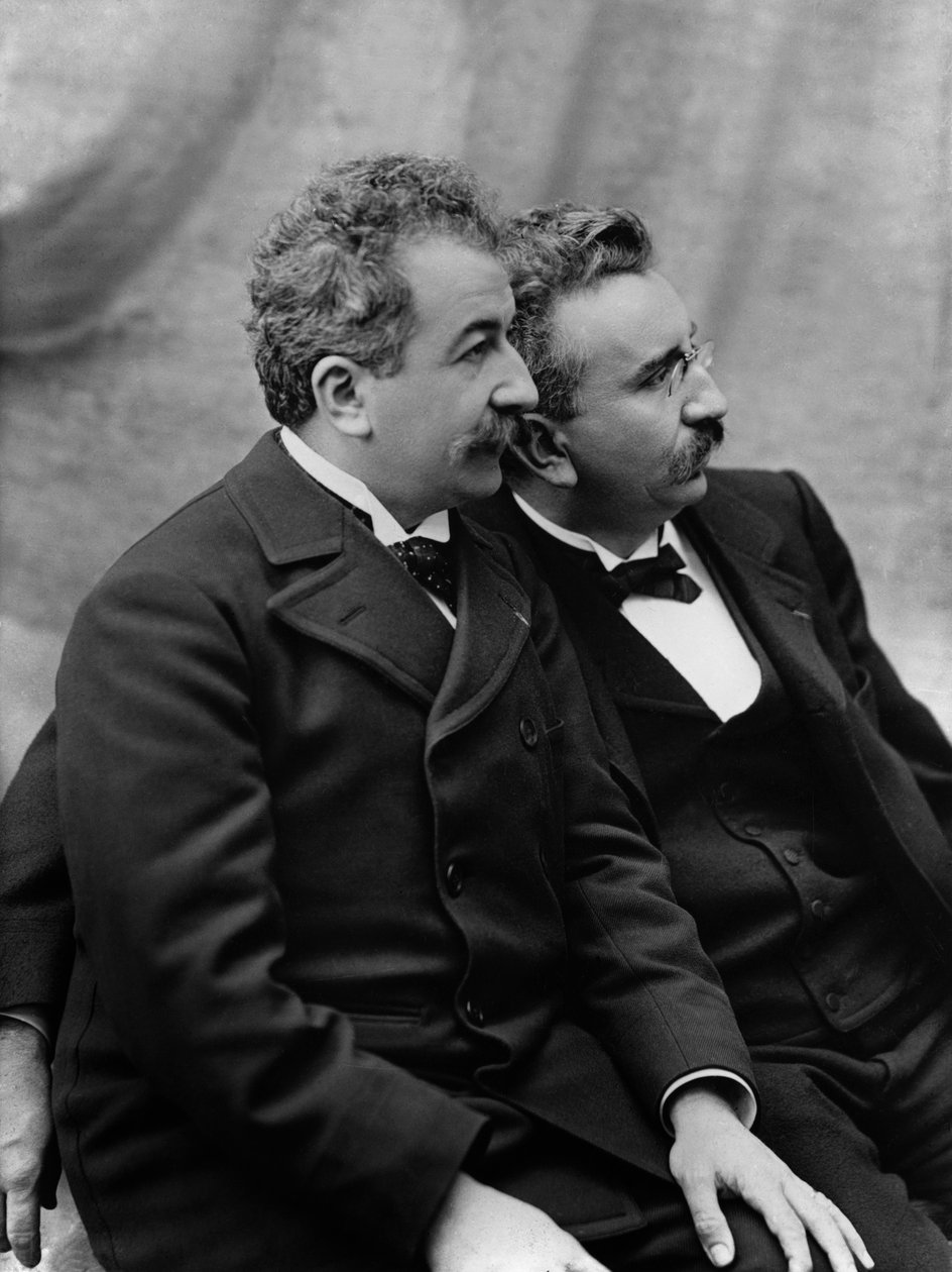 Portret van Auguste (1862-1954) en Louis Lumiere (1864-1948) c.1920 door French Photographer