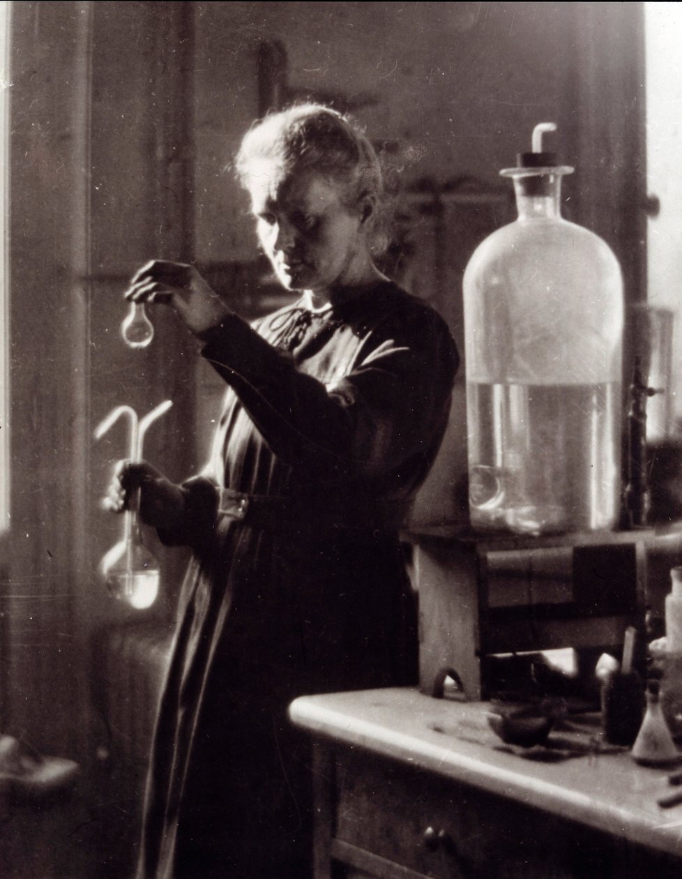 Portret van de natuurkundige Marie Curie (1867-1934) in haar laboratorium in 1925 (foto) door French Photographer