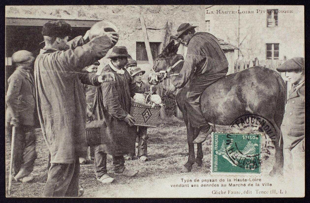 Ansichtkaart met een boer in de Haute-Loire die voedsel verkoopt op de markt, ca.1900 door French Photographer
