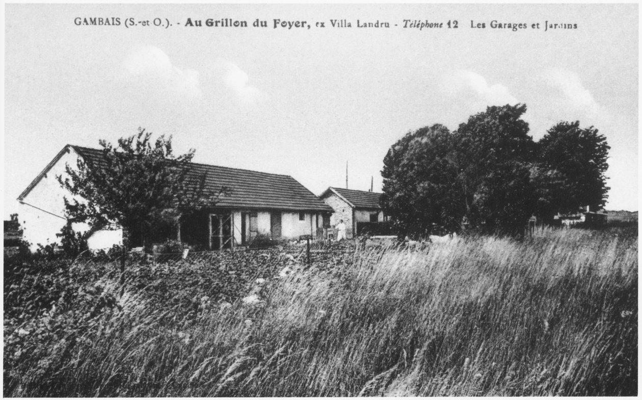 Ansichtkaart met het huis van Henri Desire Landru (1869-1922) in Gambais door French Photographer
