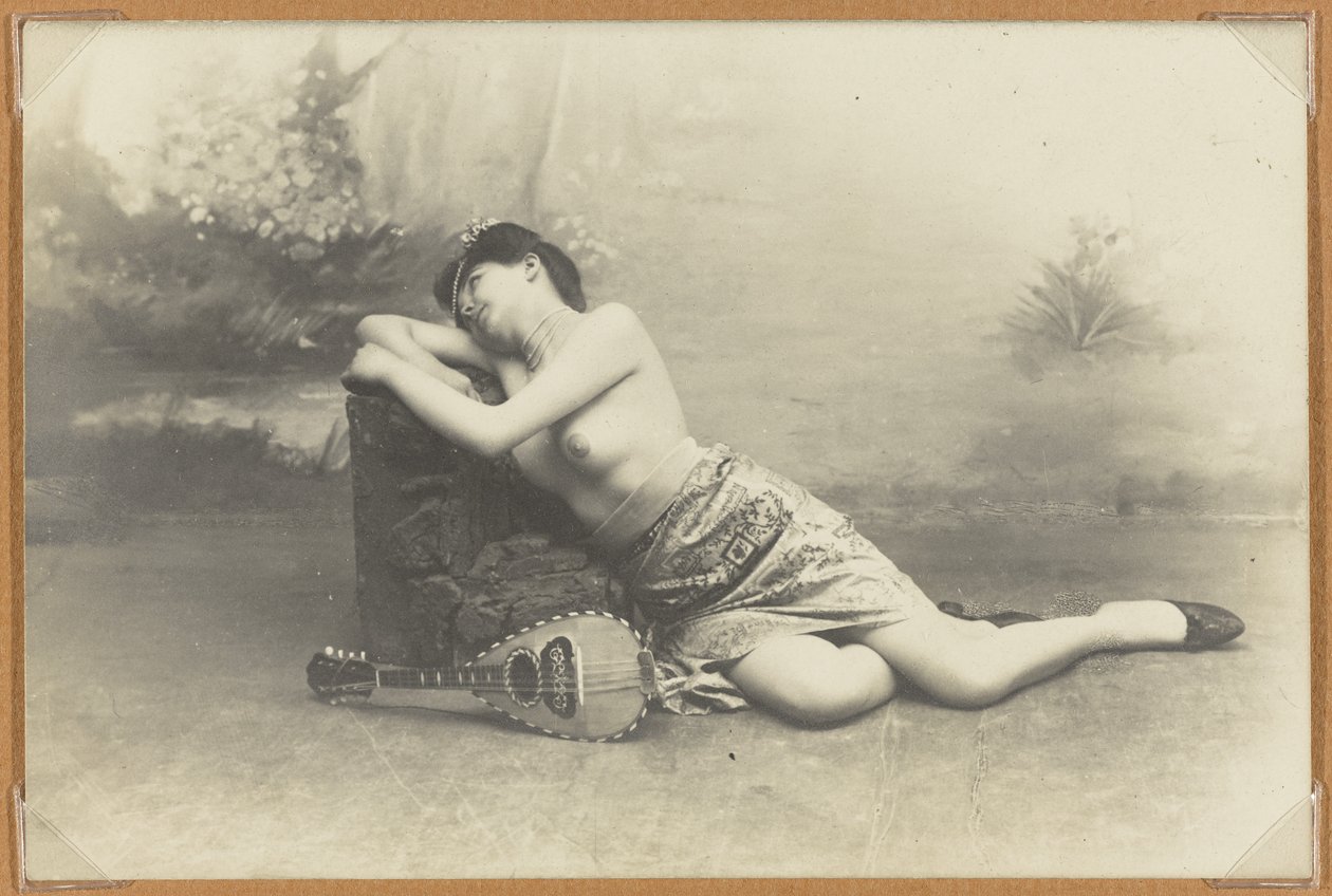 Liggende vrouw met mandoline, ca. 1895 door French Photographer