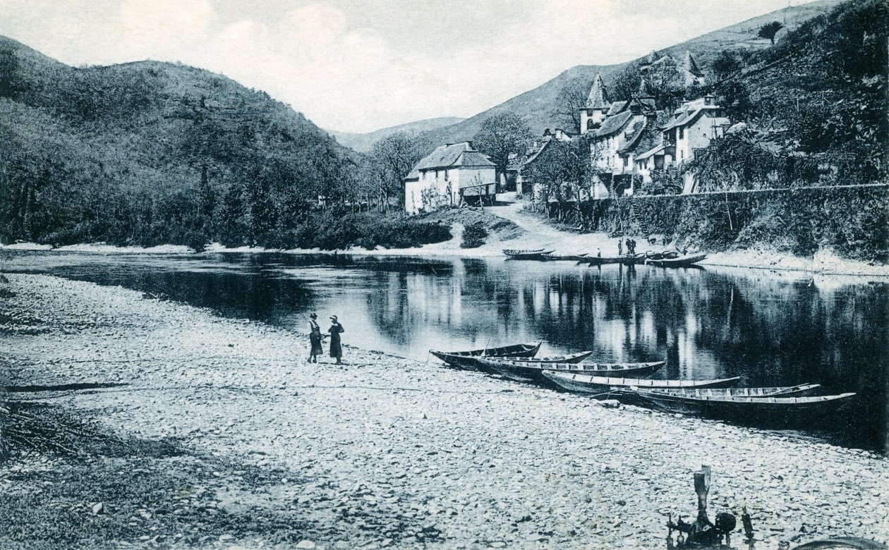 De oevers van de Lot in Veillevie (Lot-vallei), Cantal, Auvergne: bootnavigatie ansichtkaart, begin 20e eeuw (foto) door French Photographer