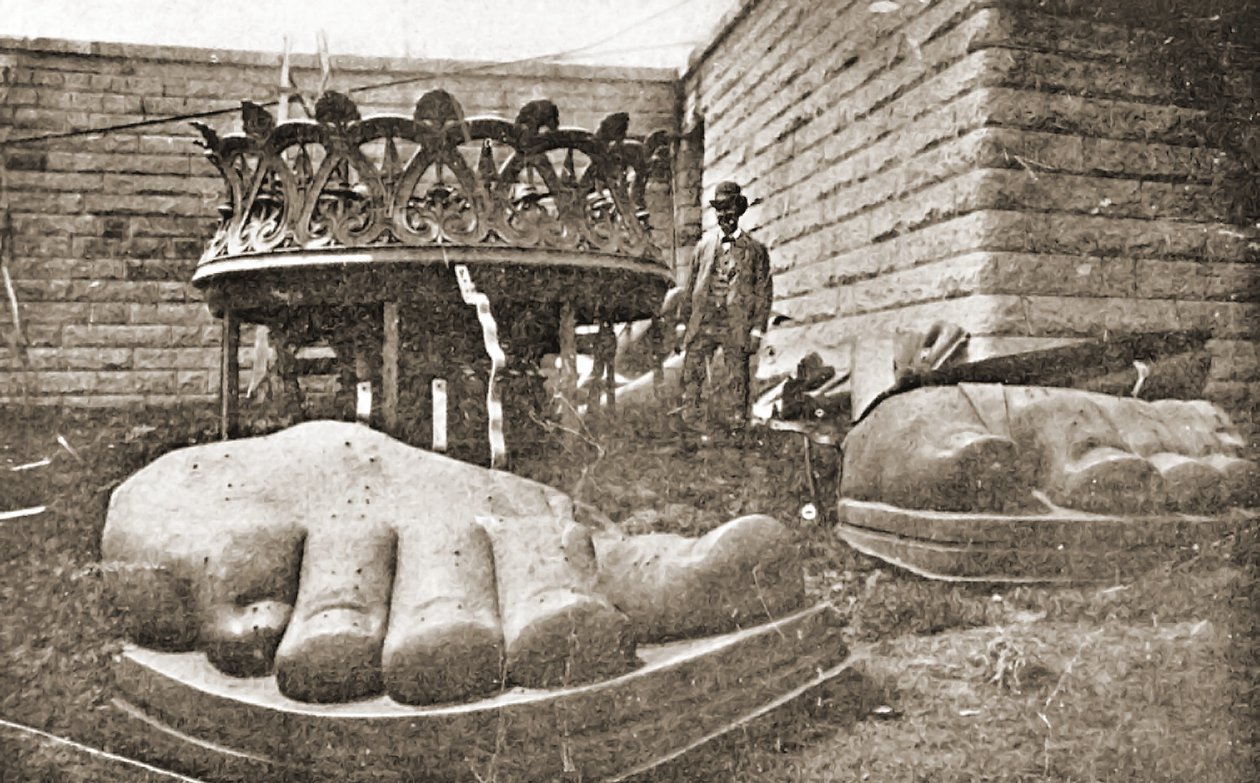 De bouw van het Vrijheidsbeeld, detail (voeten), ca. 1876 door French Photographer