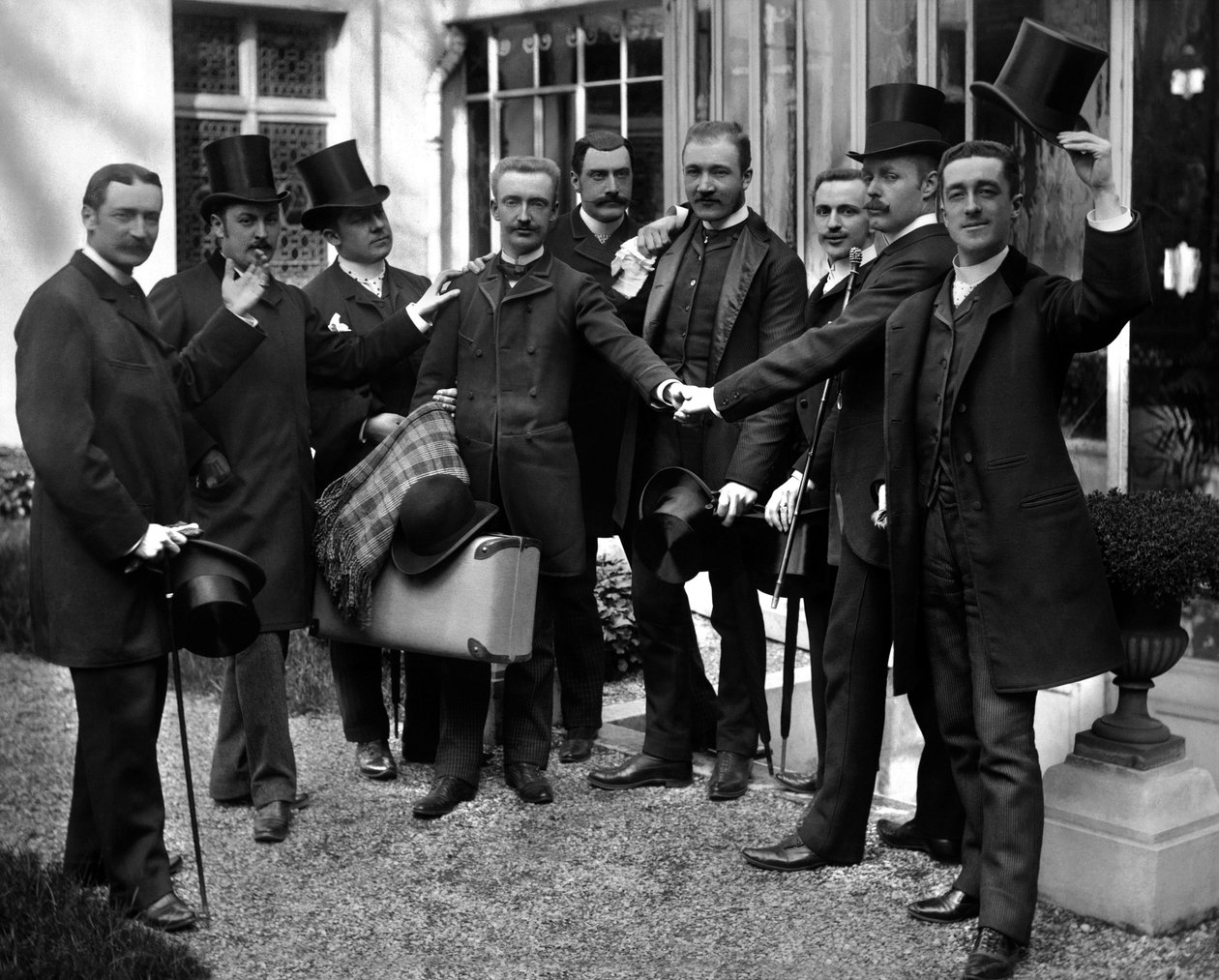 De bijeenkomst van de vrienden van de fotograaf, Theodore Ducos (1849-1913), voor de Abdij van Septfontaines, nabij Bourmont in Haute Marne. Fotografie eind 19e eeuw. Ducos Collectie door French Photographer