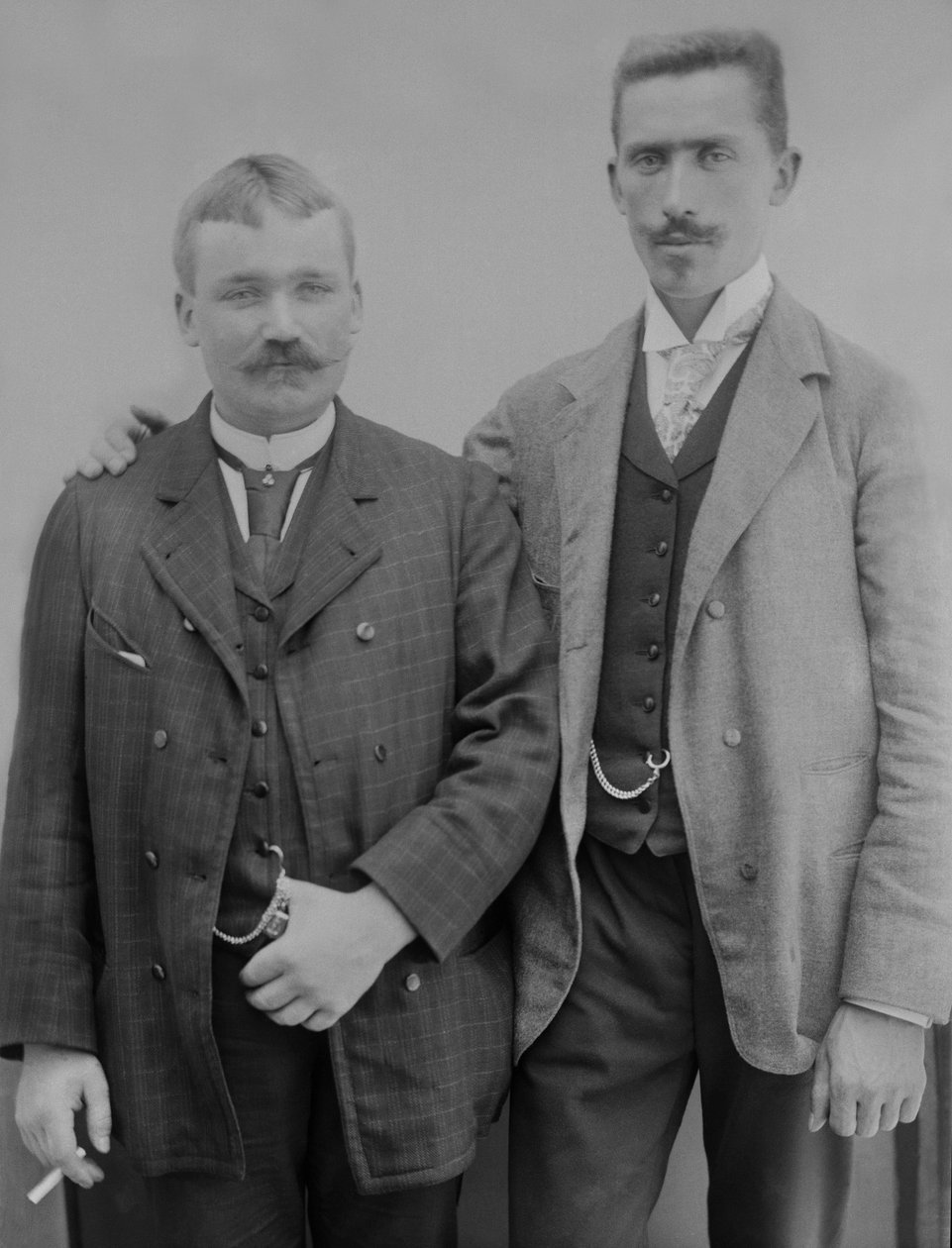 Twee jonge mannen, regio Bourmont in Haute-Marne, circa 1880 door French Photographer