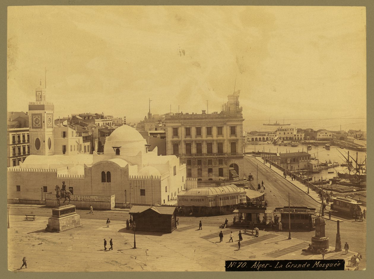 Uitzicht op Algiers - La Grande Mosquee, ca.1860-1900 (zw/w foto) door French Photographer