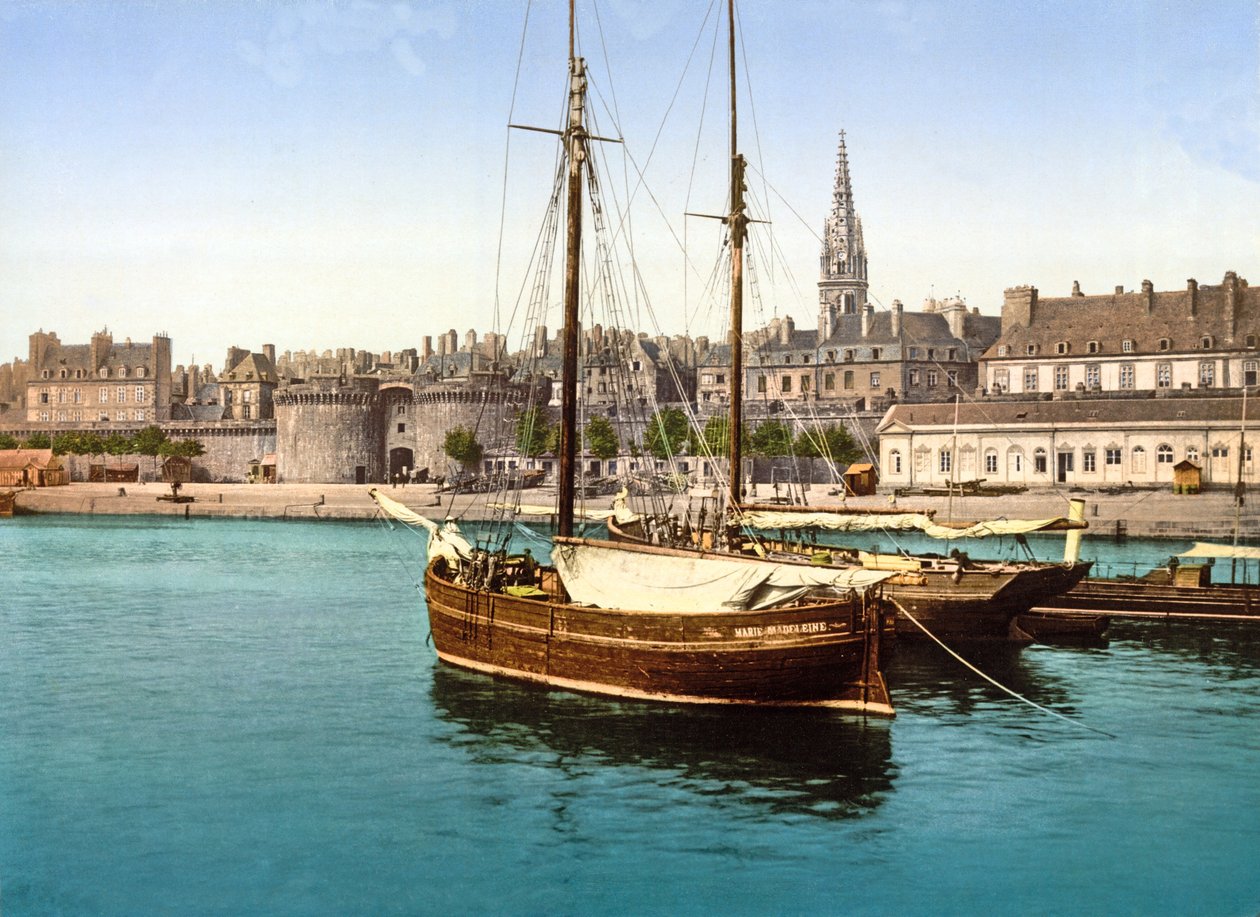 Uitzicht op de ommuurde stad St Malo vanaf de haven, 1890-1900 door French Photographer