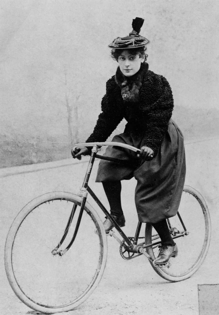 Vrouw op een fiets, 1894 door French Photographer
