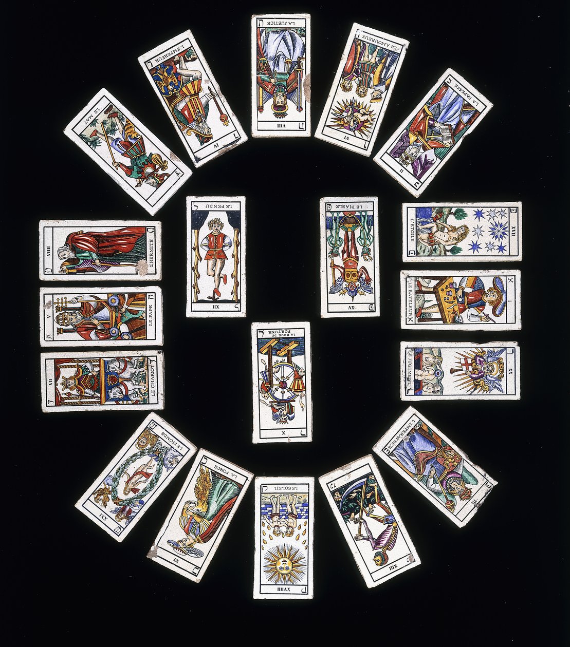 Een Franse steengoed tegelpaneel, versierd met een dek Marseilles Tarot kaarten, 20e eeuw door French School