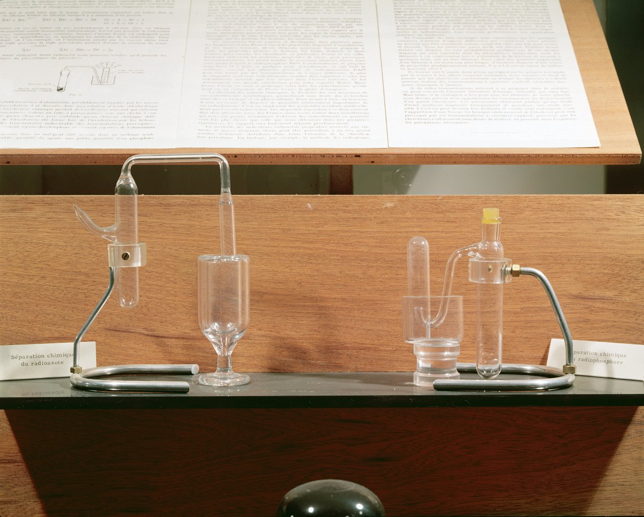 Apparaat gebruikt door Jean Frederic (1900-58) en Irene Joliot-Curie (1897-1956) om kunstmatige radioactiviteit te ontdekken, c.1934 door French School