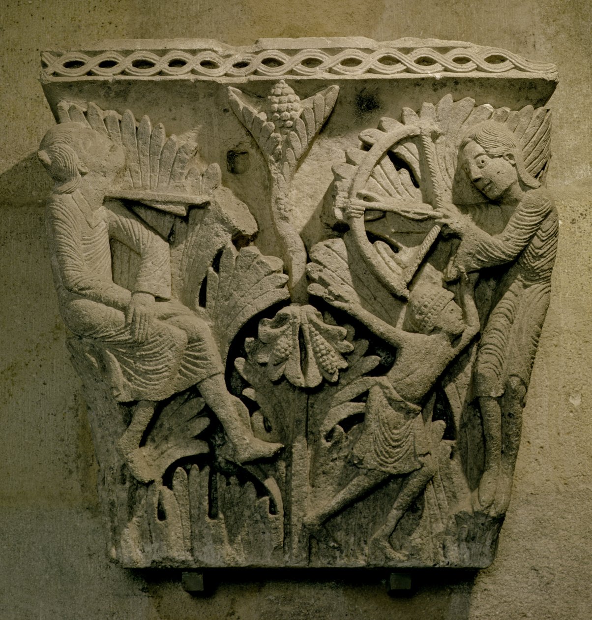 Kapiteel met een man die een pijl in de nek van een ander schiet, c.1125-30 (kalksteen) door French School