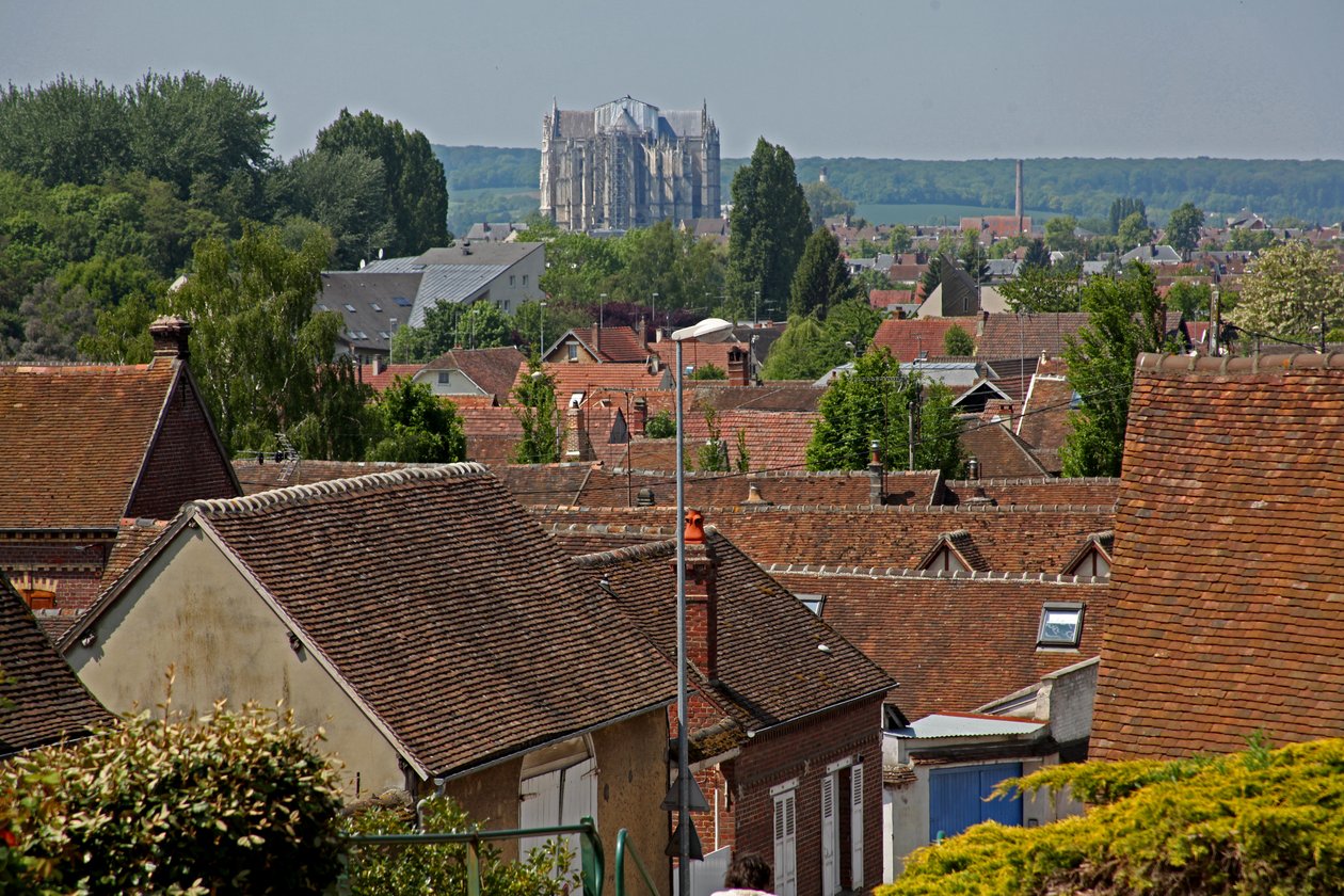 Afbeelding van een uitzicht op de kathedraal van Beauvais van veraf door French School