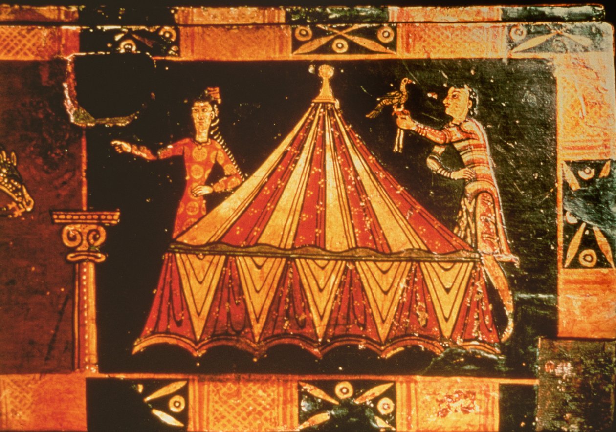 Detail van een bruidskist die twee figuren bij een tent toont door French School