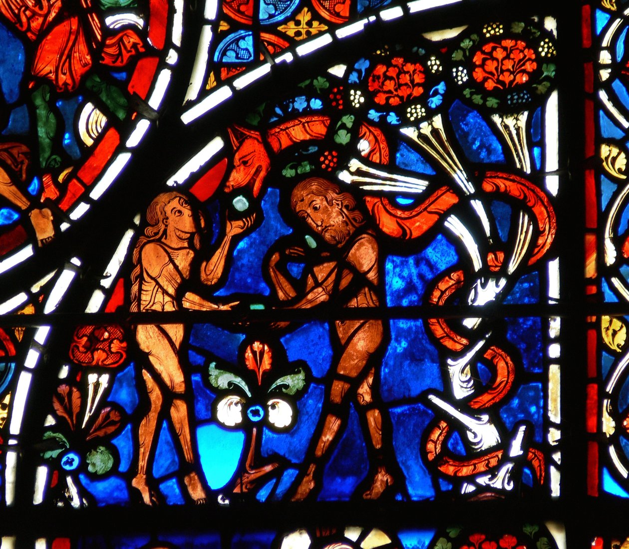 Detail (Adam en Eva worden verleid door de slang) uit een raam van de gelijkenis van de Barmhartige Samaritaan door French School