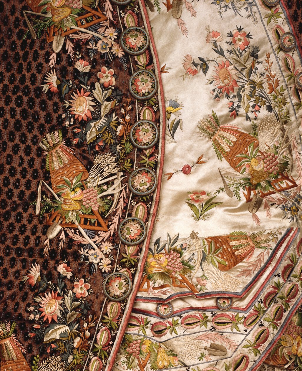 Detail van een magnifiek bruin fluwelen pak, bestaande uit jas, kniebroek en ivoorkleurig satijnen vest, ca. 1760 door French School